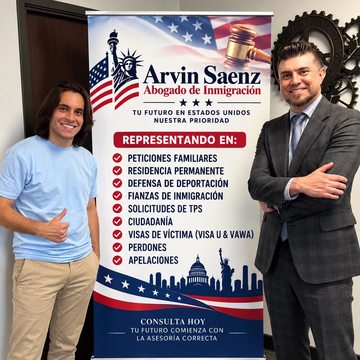Arvin Sáenz en su oficina, junto a su equipo